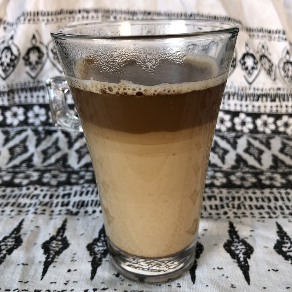 dýňové latté, káva s mlékem ve sklenici, pumpkin spice latté