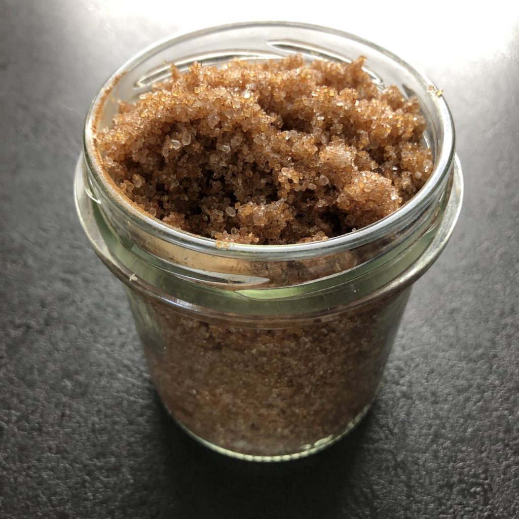 tělový peeling s epsomskou solí, třtinovým cukrem, skořicí a vanilkou ve skleničce