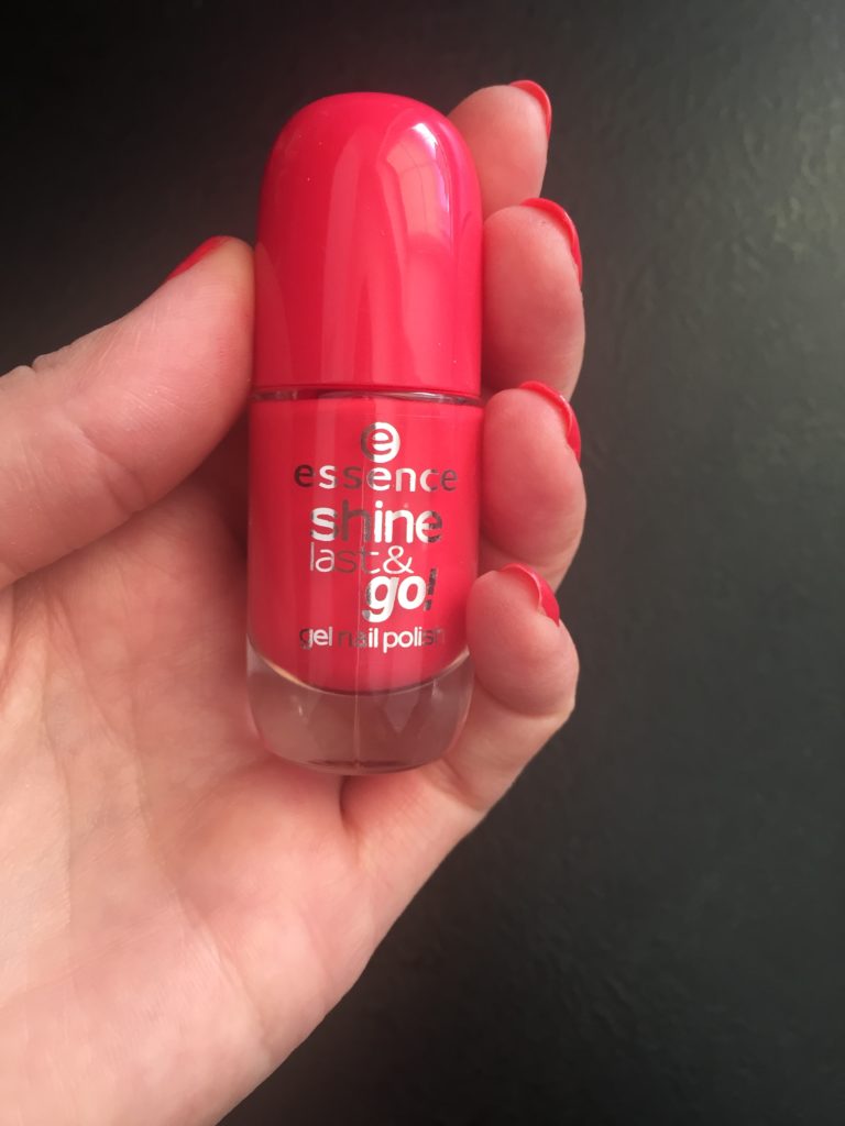 Tmavě růžový lak na nehty essence shine last and go v lahvičce, gel nail polish odstín legally pink